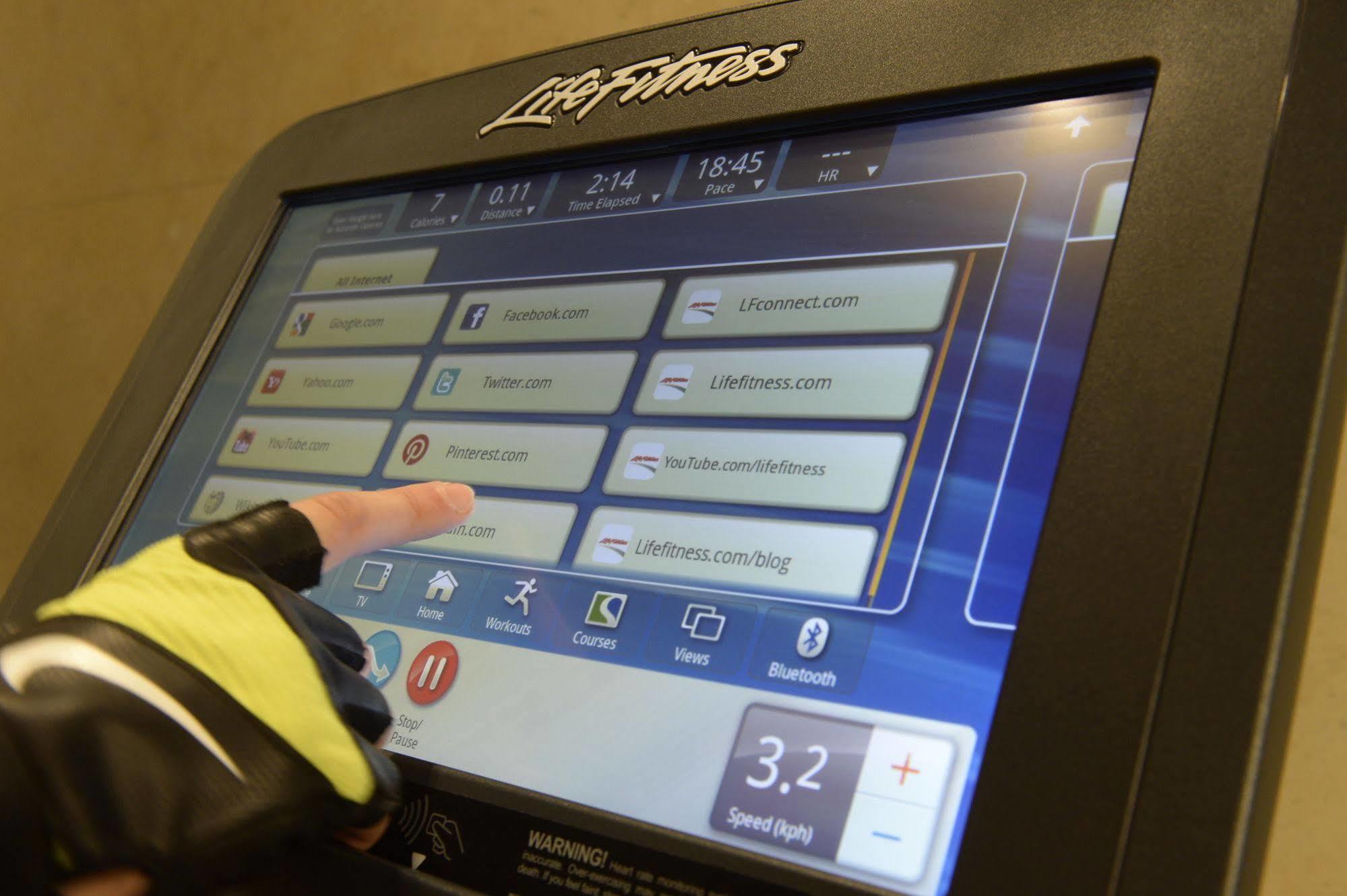 Hotel Lancaster Plaza Beirut Exterior foto A touchscreen interface on a treadmill